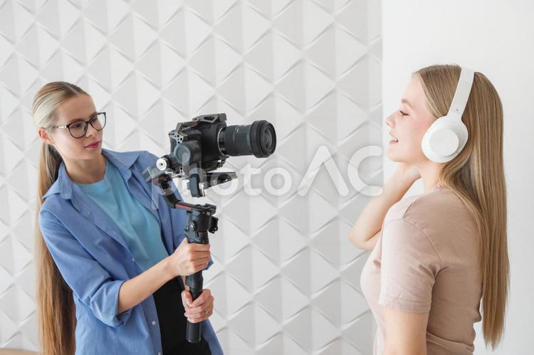 半袖の女性を撮影する女性 女性,友達,カメラマンの写真素材