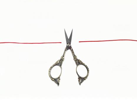 赤い糸を切るハサミ 縁切り 刃先開き 赤い糸を切るハサミ 縁切り 刃先開き ハサミ,縁切り,運命の赤い糸の写真素材