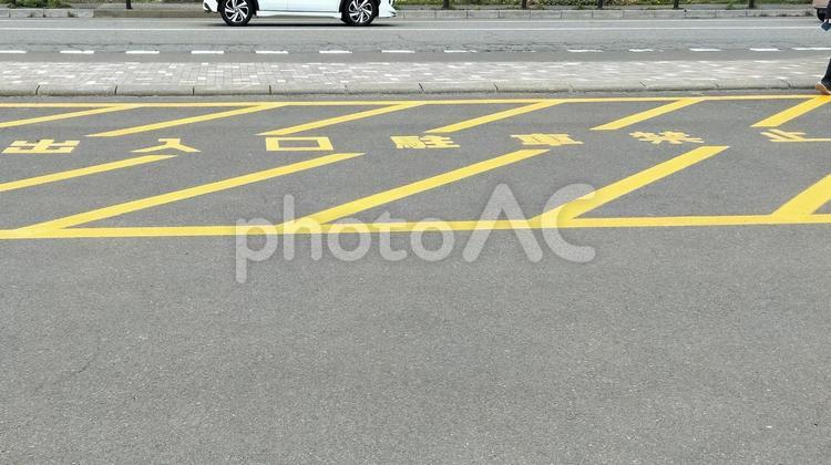 駐車場の出入口駐車禁止ゾーン 駐車場,駐車,ドライブの写真素材