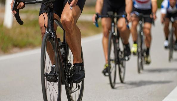 トライアスロン 自転車をこぐ選手たち トライアスロン 自転車をこぐ選手たちの写真