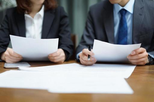 資料を確認する手元-1 資料を確認する手元-1の写真