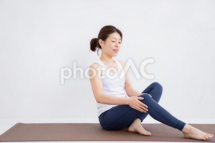 スポーツウェアをきた女性 膝,関節痛,むくみの写真素材