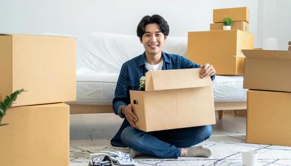 引越しをする若い日本人男性 引越しをする若い日本人男性の写真
