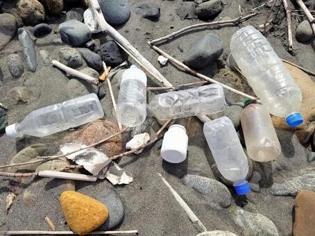 砂浜に漂着したペットボトルと海洋ごみ 海洋ごみ,ペットボトル,プラスチックごみの写真素材