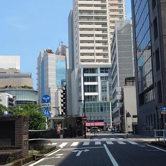 右折か左折 高層ビルの街並み 右折か左折 高層ビルの街並み 高層ビル,ビル,高いの写真素材