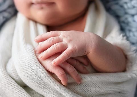 新生児の赤ちゃんの手の写真