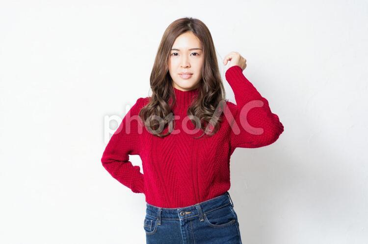 白い壁の前に立って、ポーズをとる若い女性 女性,若い,美人の写真素材