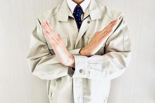 バツサインをする作業着姿の男性 禁止,バツ,駄目の写真素材