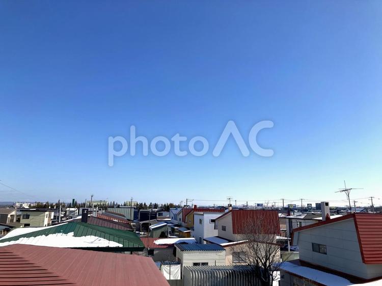 青のグラデーションと赤い屋根 街並み,地平線,都市の写真素材