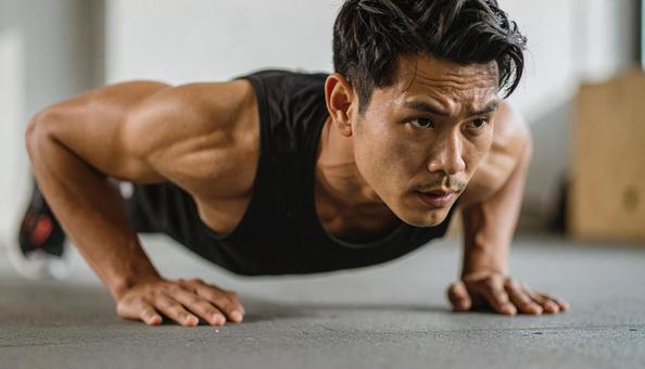 体幹を鍛える日本人男性 体幹を鍛える日本人男性の写真