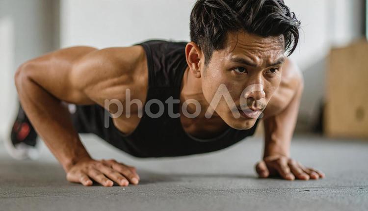 体幹を鍛える日本人男性 男性,エクササイズ,ヘルスケアの写真素材