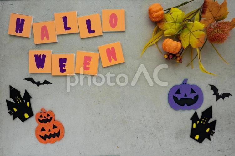 コンクリ背景のハロウィンデコレーション ハロウィン,ジャックオランタン,かぼちゃの写真素材