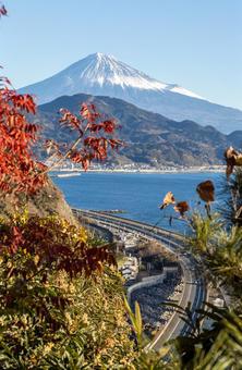 縦構図の薩埵峠からの富士山 縦構図の薩埵峠からの富士山 薩埵峠,太平洋,海の写真素材