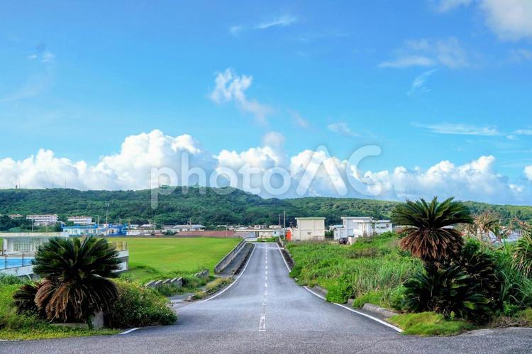 沖縄・与那国島の久部良に続く道と市街 与那国島,久部良,道路の写真素材