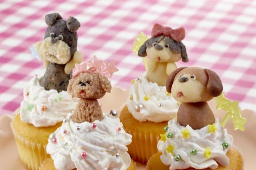 カップケーキにマジパンでつくったわんこ カップケーキにマジパンでつくったわんこ マフィン,カップケーキ,キャラクターの写真素材