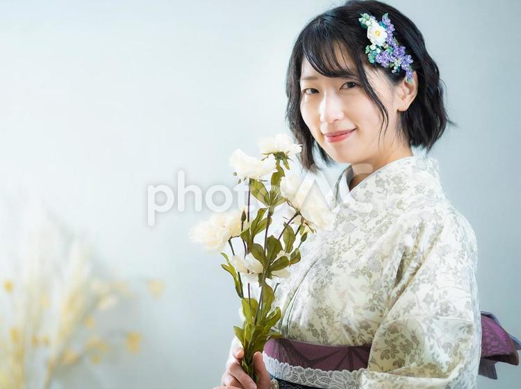 10：洋風な花柄小紋（着物）を着る女性 女性,日本人,着物の写真素材