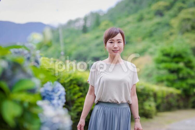 アジサイと女性 旅行,女性,梅雨の写真素材