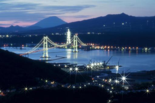光が灯る室蘭夕景 夜景,風景,自然の写真素材