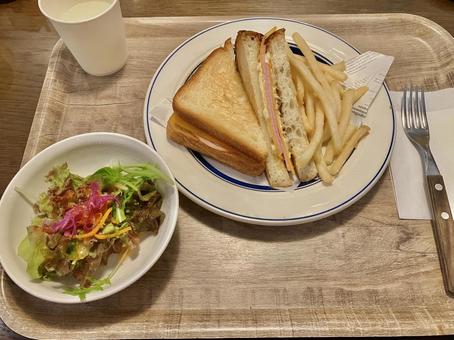 ハムとチーズのホットサンド ハムとチーズのホットサンドの写真