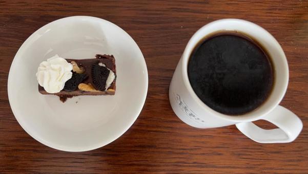 コーヒーとブラウニーにホイップクリーム コーヒーとブラウニーにホイップクリーム コーヒータイム,コーヒーブレイク,コーヒーの写真素材