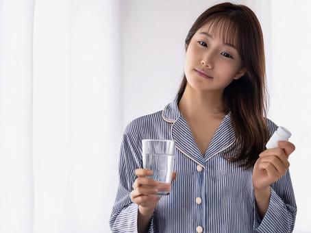 薬を飲む女性_AS000001 薬を飲む女性_AS000001の写真