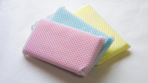 ピンク、青、黄色の食器洗い用スポンジ スポンジ,食器洗い,掃除の写真素材