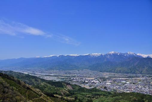 鷹狩山から見た大町市と北アルプスの山々 鷹狩山から見た大町市と北アルプスの山々 北アルプス,大滝山,蝶ヶ岳の写真素材