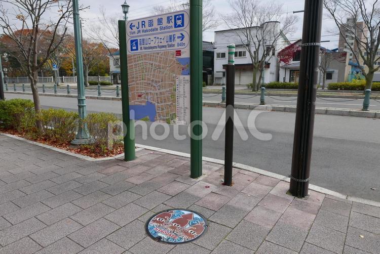 函館のイカデザインのカラーマンホール マンホール,蓋,カラーの写真素材