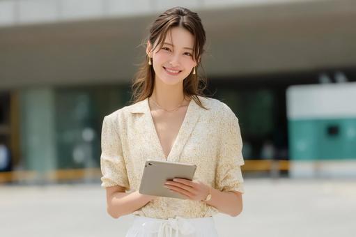 タブレットでプレゼン資料を確認する女性 タブレットでプレゼン資料を確認する女性の写真