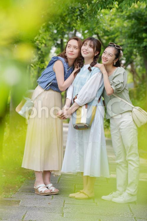公園で撮る記念写真風の3人の女性 女子旅,女性,日本人の写真素材
