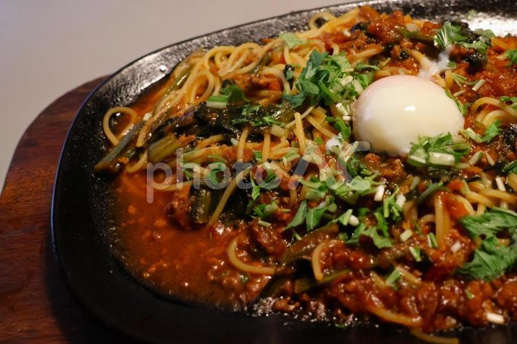 パスタ店の鉄板ほうれん草温泉卵ポロネーゼ 背景,ほうれん草,温泉卵の写真素材