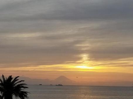 夕日に浮かぶ富士山 夕日に浮かぶ富士山 海,燃える,染めるの写真素材