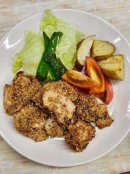 鶏肉の胡麻焼き（上から） 鶏むね肉,鶏肉,ゴマ焼きの写真素材
