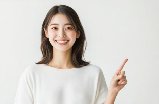 女性モデル日本人指さすポイント 女性モデル日本人指さすポイントの写真
