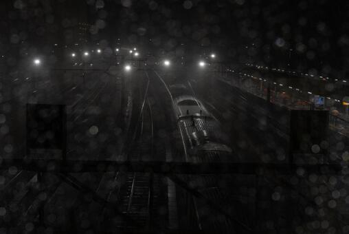 雨の夜、駅の情景 駅,線路,列車の写真素材