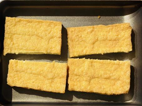 厚揚げを焼く 厚揚げを焼く 厚揚げ,豆腐,鉄板焼の写真素材