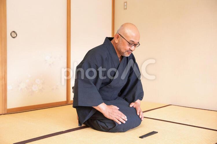 浴衣姿の中高年男性 お辞儀,正座,浴衣の写真素材