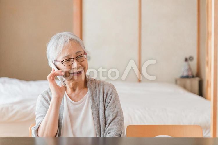 スマホを使う高齢者女性（笑顔） 高齢者,スマホ,通話の写真素材