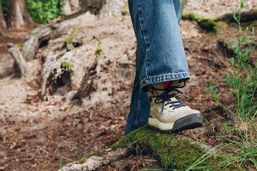 山道を踏みしめる足元 歩く,足元,顔なしの写真素材