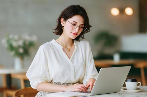 カフェでノートPCを使用して仕事中の写真