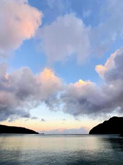 淡い空と海 淡い空と海 広がる,雲,夕方の写真素材