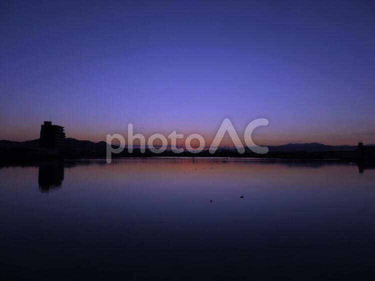 秋の池の朝焼け 背景,朝焼け,池の写真素材