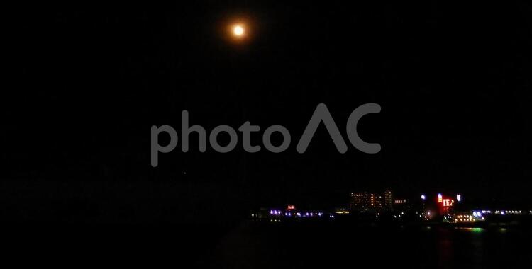 満月の夜の海辺 夜景,海,海辺の写真素材