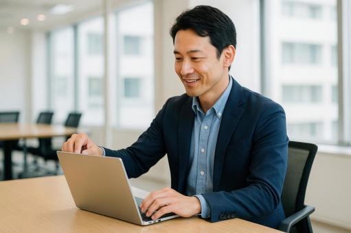 ノートPCを開く営業職 ノートPCを開く営業職の写真