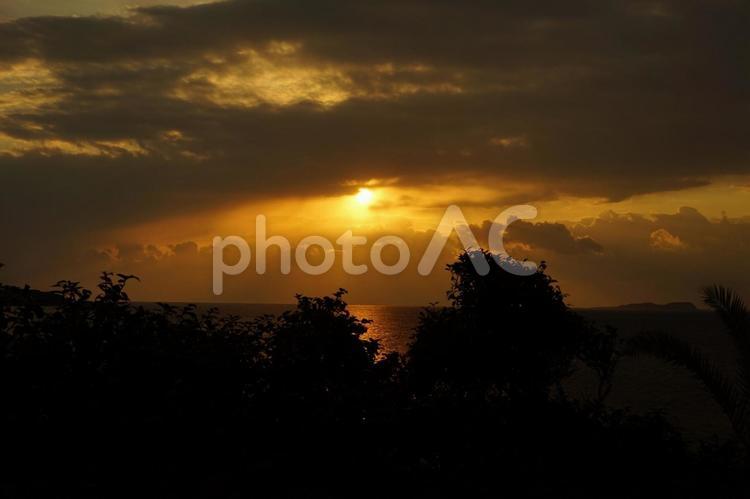 ＜五島の夜明け>鐙瀬溶岩海岸の夜明け 空,海,風景の写真素材