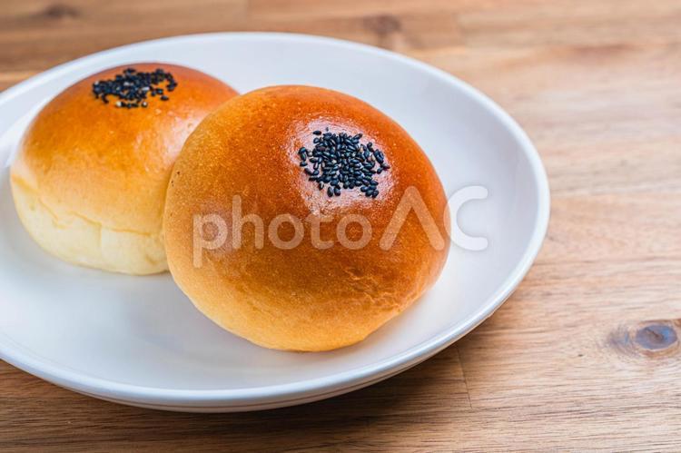 白皿にのったあんぱん あんぱん,菓子パン,和菓子の写真素材