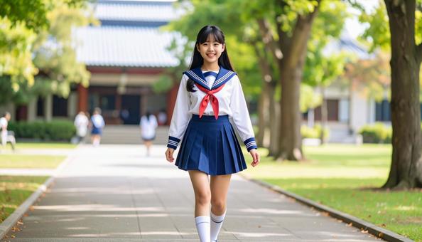 学校に通うセーラー服姿の女の子 学校に通うセーラー服姿の女の子の写真