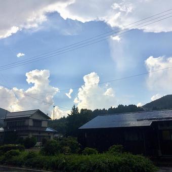 陽射しが降り注ぐ、懐かしい日本の田舎風景 陽射しが降り注ぐ、懐かしい日本の田舎風景 空,雲,夏の写真素材