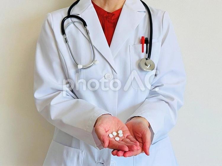 服薬指導をする白衣を着た女性 服薬指導,錠剤,薬の写真素材