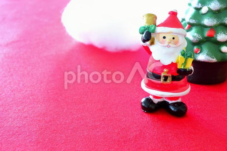 クリスマスイメージ　サンタさん右配置　テキストスペース　NO18 サンタクロース,クリスマスイメージ,クリスマスツリーの写真素材